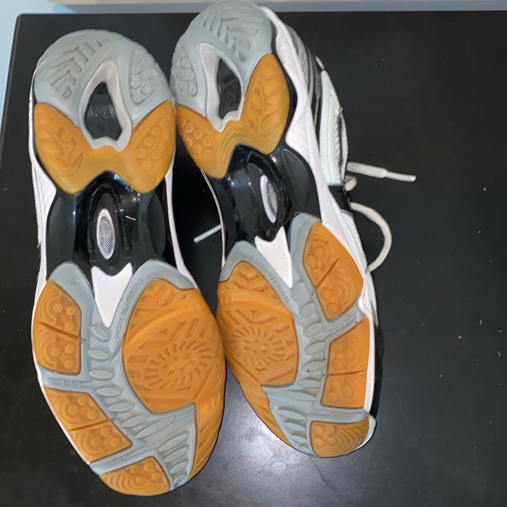 Mizuno women’s volleyball shoes EUC - Picture 2 of 2